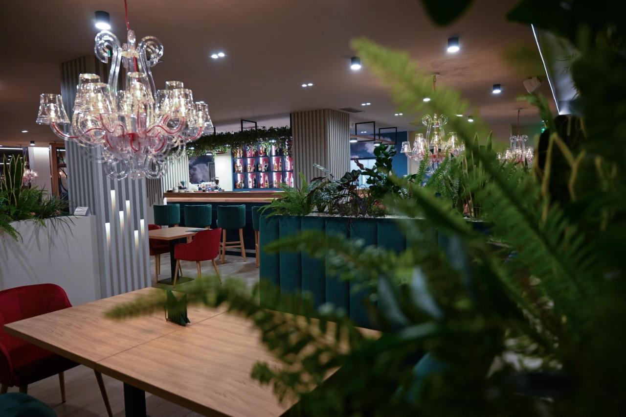 Hotel Xemar Arad Esterno foto