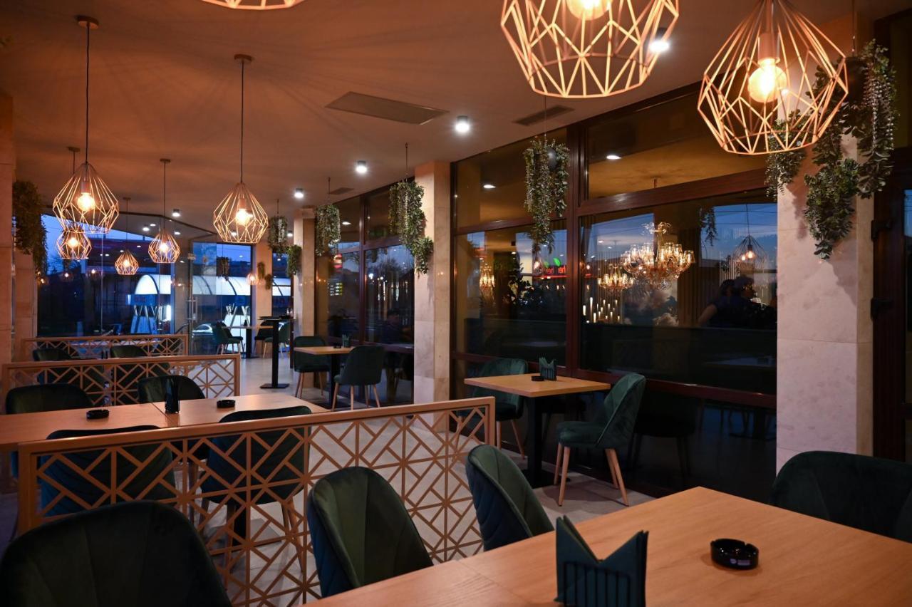 Hotel Xemar Arad Esterno foto