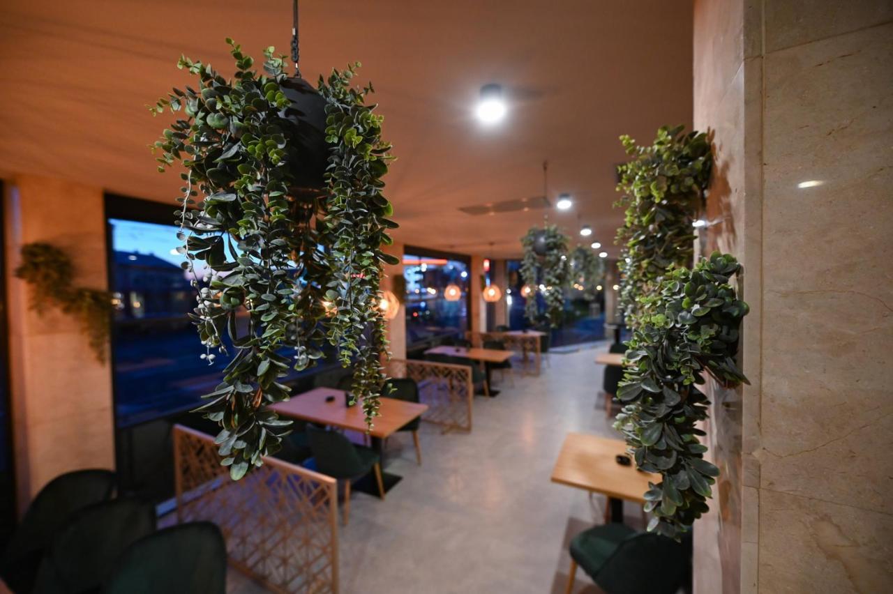 Hotel Xemar Arad Esterno foto
