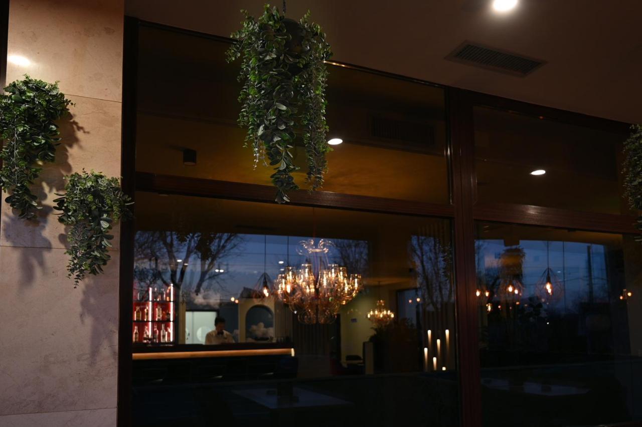 Hotel Xemar Arad Esterno foto